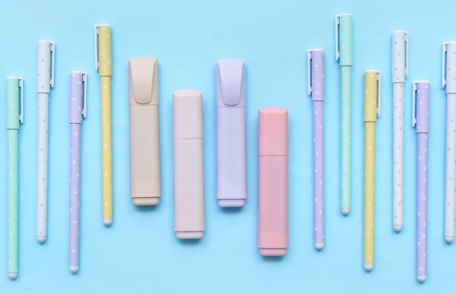 An array of pastel colored pens and markers are laid out. Part of an article: These Must See Bullet Journal Pens and Markers are Perfect for Beginners